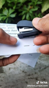 Staples / stapler mini gratis refill isi ulang staples kertas mini portable warna warni