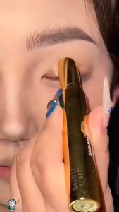 Portable easy-to-use eyeshadow stick a three-color multi-functional eye makeup stick that can be used for contouring and highlighting and is smudge-proof.