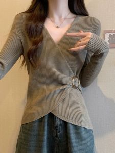 เสื้อถักคอวีสไตล์ฝรั่งเศสสำหรับผู้หญิง ฤดูใบไม้ร่วง ใหม่ ไซส์ใหญ่ กระชับสัดส่วน ไม่สมมาตร เสื้อชั้นใน เสื้อตัวบน