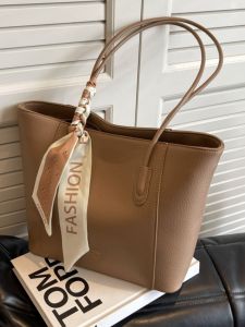 Large Capacity Casual Commuter Womens Shoulder Bag Fashionable Versatile Tote Bag for Office Work Double Strap Zipper Closure