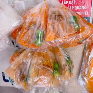 Bánh tráng dẻo hành phơi sương cắt ăn kèm muối tép nhuyễn sate