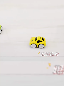 รถบังคับไฟฟ้าขนาดเล็กสำหรับเด็ก พร้อมระบบตรวจจับการเคลื่อนไหว รถแข่งดริฟท์สตั๊นท์สำหรับเด็กชายและเด็กหญิง