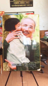 Khung tranh bác Hồ và thiếu nhi tranh bác Hồ Tranh treo tường Bác Hồ ôm cháu thiếu nhi miền Nam tráng gương HQC36