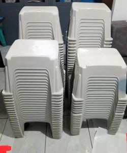 meja ngaji plastik simpel ringan mudah pemakaiannya penyimpanan
