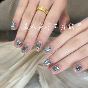 เล็บสวมใส่แบบสวมใส่สีสันสดใสพร้อมเพชรเทียม ทรงสั้น ชุบสีนู้ด ประดับเพชร ระดับไฮเอนด์ สำหรับนักเรียน