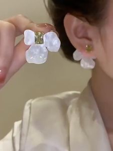 [167] S925 silver needle earring White Iris Sugar Cube Detachable White Flowers Exaggerated Ear Studs Super Fairy High-end Summer Earrings