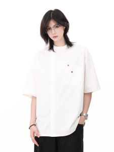 เสื้อยืดแขนสั้นทรงหลวมสไตล์ญี่ปุ่นย้อนยุคสำหรับผู้ชายและผู้หญิงพร้อมกระเป๋า ดีไซน์ไม่สมมาตร เสื้อเชิ้ตคอโปโลแขนสั้น