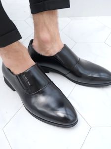 รองเท้าทางการผู้ชาย หัวแหลม แบบสวม หนัง PU ระบายอากาศ พื้นยาง เหมาะสำหรับสำนักงานธุรกิจ ดีไซน์สีพื้นสไตล์อังกฤษ