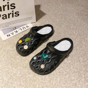 รองเท้าแตะส้นหนาแบบมีฝาปิดสำหรับผู้หญิง รองเท้าแตะชายหาดแบบมีลวดลายดอกไม้สำหรับฤดูร้อนปี 2023 รองเท้าแตะพื้นยางกันลื่นแบบสวมสบายสำหรับกลางแจ้ง