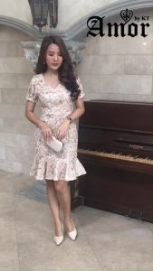 ชูดเดรสเป็นการผ้าปักเลือม ริบบิ้นลายดอกสวย ชายกระโปรงแต่งระบาย มีขนาด M-4XL ที่เป็นเครื่องดื่มคุณภาพของชูดเดรสของคุณ