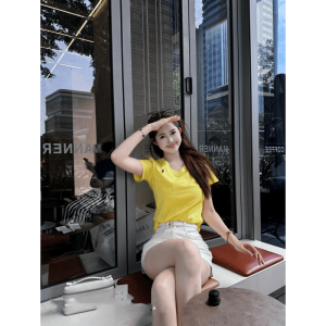 French Yellow V-Neck Short-Sleeve T-Shirt for Women Slim Fit Casual Style Versatile Apparel for Leisure Seasonal Wear