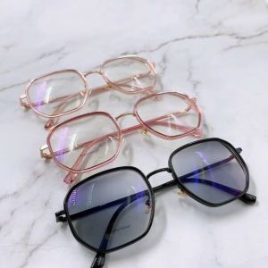 Suboptic แว่นสายตาสั้น-ยาว เลนส์กรองแสง+เลนส์ออโต้ ออกแดดเปลี่ยนสี เลนส์ Blue Fiter + เลนส์Auto ออกแดดเปลี่ยนสี 1 Pair