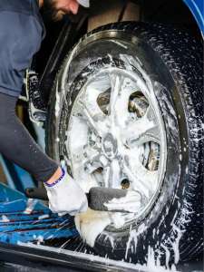 Microfiber Car Wheel Cleaning Brush – A car tire cleaning tool that prevents scratches and protects the paint surface.