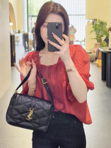 เสื้อเชิ้ตผ้าชีฟองแขนพองทรงหลวมสไตล์ฝรั่งเศสสำหรับผู้หญิง ฤดูร้อนปี 2023 เสื้อคอเหลี่ยมแขนสั้นสีแดง ทรงเข้ารูป