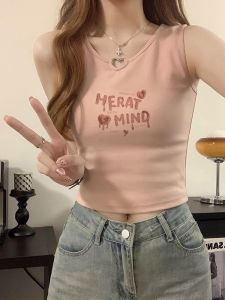 เสื้อกั๊กแขนกุดพิมพ์ลายตัวอักษรสีชมพูสำหรับผู้หญิงในช่วงฤดูร้อนปี 2024 เสื้อสั้นทรงเข้ารูปแบบใหม่ที่เปิดหลังและโปร่งใส