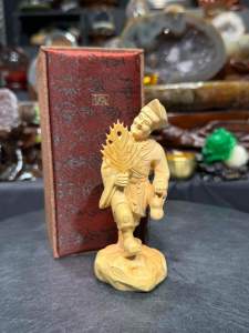 wood jigong💯天然黄杨木🪵实木雕刻 ➡️济公 大叶扇子可以移动 包括礼盒🎁 高H: 13cm 宽W: 5.5x5cm 重Weight: 70g