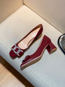 รองเท้าส้นหนาหัวเหลี่ยมสีแดง ดีไซน์ใหม่ปี 2025 รองเท้าส้นเตี้ยหนังนิ่มสวมใส่สบาย รองเท้าส้นเตี้ยไม่ลื่นสำหรับผู้หญิง