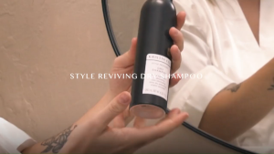Dầu gội khô dạng xịt KRISTIN ESS STYLE REVIVING BRUNETTE DRY SHAMPOO 123g với vitamin C cho tóc sẫm màu tóc dầu của Mỹ