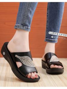 Giày Đế Mềm Cho Mẹ Mùa Hè 2024 Giày Đế Xuồng Đế Cao Gót Thoải Mái Chống Trượt Cỡ Lớn Cho Phụ Nữ Ngoài Trời Giày Đế Bằng PVC