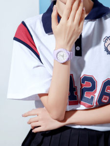 นาฬิกากันน้ําสําหรับเด็กสําหรับสาวมัธยมต้นเท่านั้นแสดงเวลายางทนทาน สายคล้อง สไตล์สปอร์ต การเคลื่อนไหวควอทซ์หน้ากลม