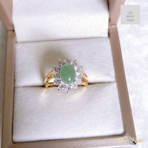 แหวนเขียวหยกล้อมเพชรก้านทอง ขนาดฟรีไซต์