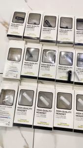 Tai nghe Bluetooth kết nối sạc điện bằng giây USB trắng và đen