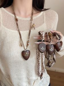 Fall New Style Wooden Heart Saturn Pendent Leopard Print Scarf Necklace Womens Fashion Accessory Unique Design Sweater Chain