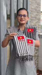 Khăn rằn nam bộ Caro màu đen trắng truyền thống thêu cờ VN ý nghĩa
