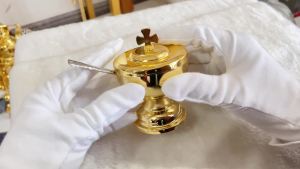 Bộ Đồ Lễ Thánh Bằng Vàng Mạ Vàng Gồm Chén Thánh Hộp Đựng Chén Thánh Và Các Vật Dụng Phụ Trợ Cho Lễ Thánh Thể.
