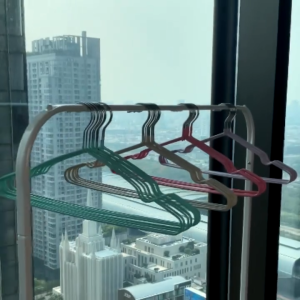 BLUE WHALE รุ่นใหม่ ไม้แขวนเสื้อเคลือบซิลิโคน 120  ชิ้น รุ่นใหม่บางเบากว่าเดิมแต่มีความแข็งแรงและทนทาน มี 11 สีให้เลือก สีสดมาก พร้อมจัดส่งในไทย