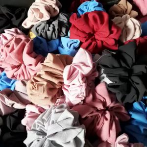 SCRUNCHIE/IKAT RAMBUT