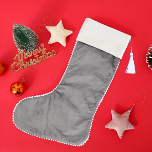 ถุงเท้าคริสต์มาสกำมะหยี่พร้อมพู่ห้อยและพู่ตกแต่งสำหรับใส่ของขวัญ ตกแต่งบ้านสำหรับเทศกาลคริสต์มาส ตกแต่งเตาผิง งานปาร์ตี้วันหยุด