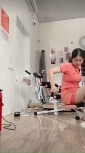 Máy tập thể dục đa năng với đệm và tay cầm đặt trong phòng tập thể dục hiện đại với cửa sổ lớn nhìn ra ngoài trời.