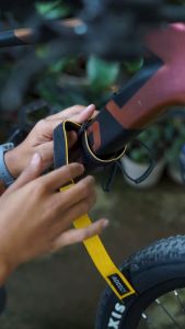 Strap Velcro Sepeda & Pengikat Botol Ban Dalam: Aksesoris Sepeda Berkualitas