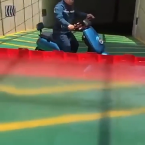 AURON แผ่นกั้นน้ํา กั้นน้ำท่วมเฉียบพลัน  ฉากกั้น เคลื่อนย้ายสะดวก สะดวก รวดเร็ว ง่ายต่อการวาง คุณภาพสูง พับเก็บได้ ติดตั้งง่าย สีสดใส ปิดกั้นการไหลของน้ำได้อย่างถูกต้อง