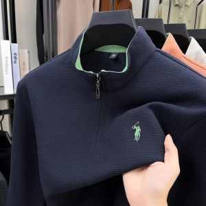 นักออกแบบแบรนด์ม้าเย็บปักถักร้อยผู้ชายกีฬาเสื้อกันหนาวฤดูใบไม้ผลิและฤดูใบไม้ร่วงแฟชั่นใหม่สะดวกสบายพอลหรูหราครึ่งซิปยืนคอแขนยาวเสื้อยืด