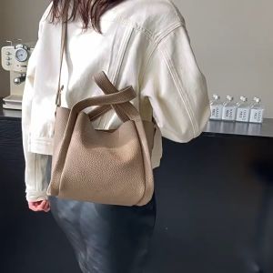 กระเป๋าสะพายข้าง  รุ่น  Lena งานทรงถังหนังเเบบใหม่มี 4 สี  ดำ ขาว  ครีม น้ำตาลมาพร้อมสายสะพาย ใช้งาน 2 เเบบ มีบริการเก็บปลายทาง