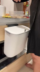 NestBox ถังขยะในห้องน้ำ แบบติดผนัง ถังขยะแบบแขวน ถังขยะแบบแขวน มีฝาปิด ถังขยะมินิมอล สำหรับห้องน้ำโดยเฉพาะ แถมตะขอและแผ่นกาว