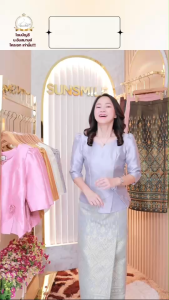 68023 รุ่น ดาหลา เสื้อไหมสี่เส้นคอกลม แขนกระบอก เอวจีบแต่งดอกไม้