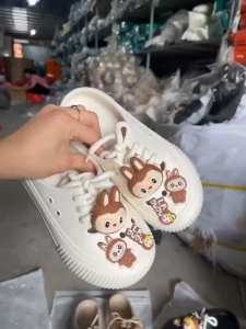 Dép Bông Gấu Cute Sục Bít Mũi Thắt Buộc Dây LABUBU Hoạt Hình Siêu Nhẹ Êm Chân Đi Mưa iDEP SL034