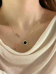 Kalung wanita premium bulat angka romawi hitam dan putih