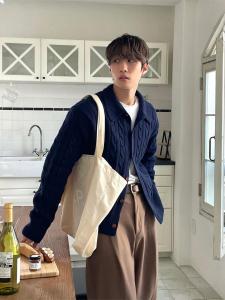 เสื้อคาร์ดิแกนถักคอปกสีน้ำเงินเข้ม แขนยาว คอกลม ทรงหลวม ทรงปกติ ผ้าฝ้ายผสมโพลีเอสเตอร์ ฤดูใบไม้ร่วง 2025 สำหรับผู้ชาย