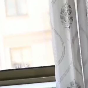 ที่ซีลประตูรูปตัวP กันเสียงรบกวน สำหรับติดประตูหน้าต่าง มีกาวในตัว 1 ม้วน ยาว 10 เมตร G3206