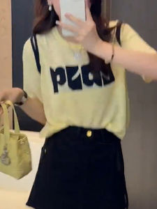 เสื้อสเวตเตอร์ถักแขนสั้นคอตั้งลายตัวอักษรสีเหลืองสำหรับผู้หญิงในฤดูร้อน เสื้อชั้นในหลวมๆ คอกลม คุณภาพเยี่ยม ระบายอากาศได้ดี