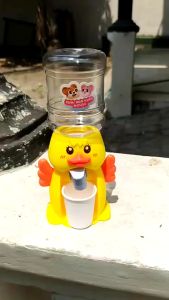 Dispenser Mini Air Minum Anak Karakter Bebek Kartun 6612 | Dispenser Air Minum Anak Karakter Bebek ukuran Kecil Dispenser Galon Portable Anak Mini Galon Air Minum Anak Terbaru