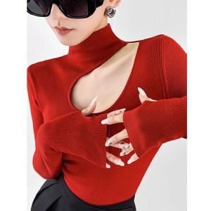 เสื้อไหมพรมคอกึ่งสูงสีแดงสำหรับปีนักษัตรตัวเองปีใหม่เสื้อตัวในผู้หญิงเสื้อเปิดไหล่คล้องคอคอสูงปานกลางใส่ด้านในสำหรับฤดูใบไม้ร่วงและฤดูหนาว