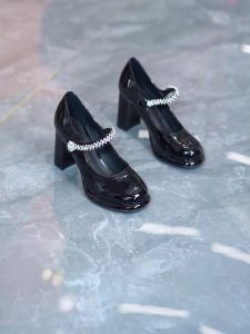 รองเท้าส้นสูง Mary Janes สไตล์ใหม่ปี 2025 สำหรับผู้หญิง รองเท้าส้นหนาแบบสวมหัวกลมประดับคริสตัล รองเท้าแฟชั่นแบบลำลอง