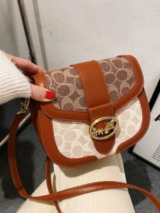 กระเป๋าสะพายข้างผู้หญิง ทรงม้า วัสดุ PU ทรงสี่เหลี่ยม สีสันสดใส กระเป๋าสะพายข้างแบบสะพายไหล่ข้างเดียว กระเป๋าสะพายข้างแบบมีซิป