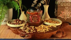 Đông Trùng Hạ Thảo Ngâm Mật Ong Thảo Mộc Vương Loại Thượng Hạng 730ml( Tặng kèm túi xách hộp đựng đi biếu tặng )