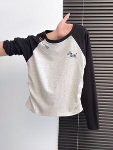 เสื้อยืดแขนยาวทรงเข้ารูปสไตล์ย้อนยุคสไตล์อเมริกันสำหรับผู้หญิง ฤดูใบไม้ร่วง 2025 ใหม่ กระโปรงสั้นพับเข้ารูป เสื้อชั้นในอเนกประสงค์